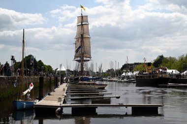 Vannes limanındaki Körfez haftasında Morgenster yelkenlisi ve hidrograf buharlı gemi. 