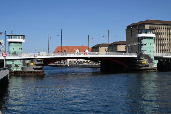 Knippelsbro Bascule Köprüsü Kopenhag şehrindeki Slotsholmen ve Amager adalarını birbirine bağlıyor. 