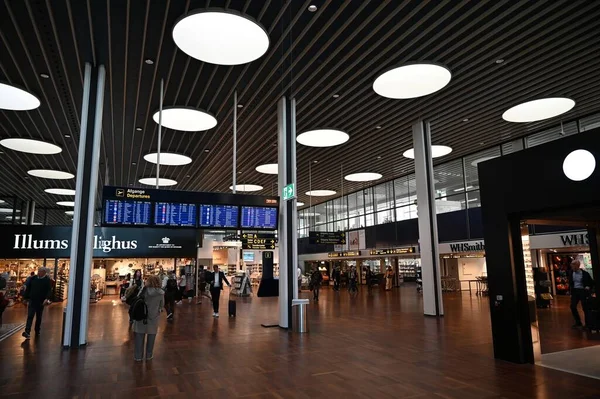 Vista Interior Aeroporto Copenhaga Com Suas Lojas Viajantes Espera — Fotografia de Stock