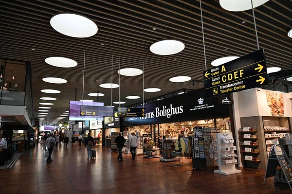 Belső Kilátás Koppenhágai Repülőtérre Üzleteivel Várakozóival — Stock Fotó