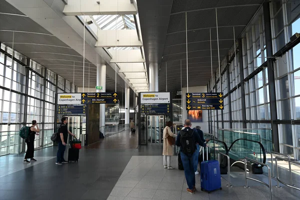 コペンハーゲン空港の廊下の旅行者 — ストック写真