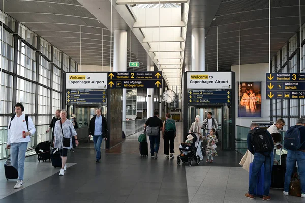 Путешественники Коридоре Аэропорта Копенгагена — стоковое фото