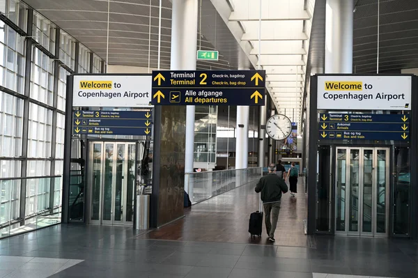 Путешественники Коридоре Аэропорта Копенгагена — стоковое фото