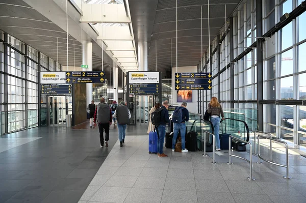 Utazók Koppenhágai Repülőtér Folyosóján — Stock Fotó