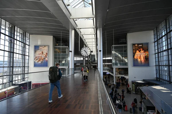 Utazók Koppenhágai Repülőtér Folyosóján — Stock Fotó