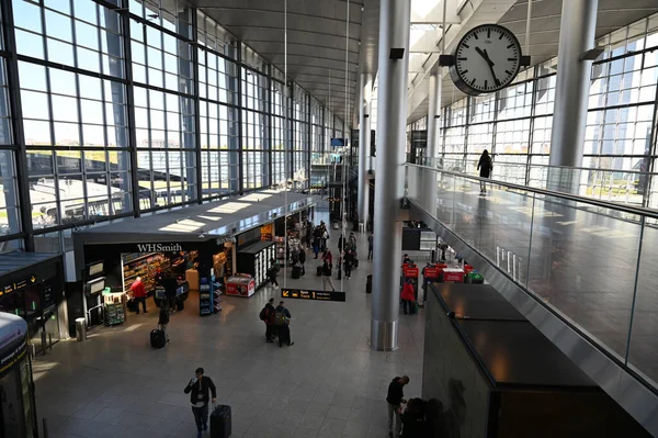 Путешественники Зале Аэропорта Копенгагена — стоковое фото