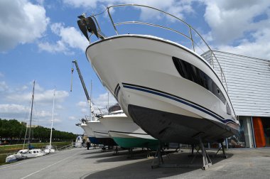 Teknenin gövdesi teknede dinleniyor. 