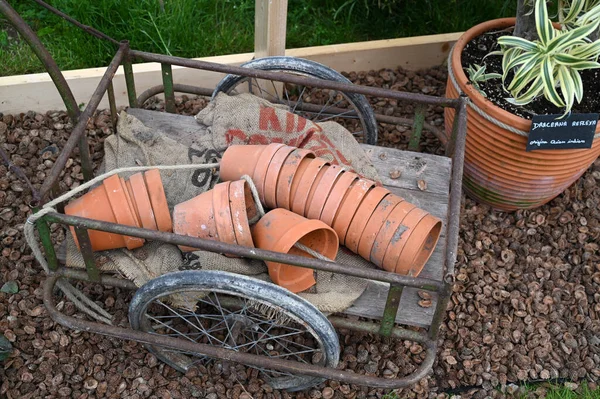 Vide Pots Fleurs Terre Cuite Dans Une Vieille Remorque Vélo — Photo