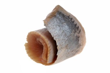 Beyaz zemin üzerinde rulo çiğ ringa fileto yakın plan