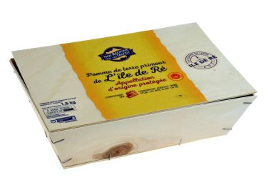 Ile de Re 'nin tahta sandığı Nos Bölgesi' nden taze patatesler beyaz arka planda yakın plan markası 