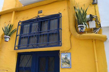 Alicante 'nin eski bir çeyreğinin sarı evi.
