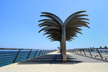 Alicante Volado geçidindeki çelik palmiye ağaçları