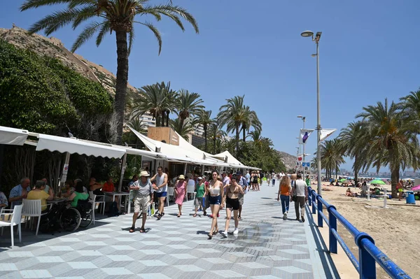 Turistas Paseo Gomiz Largo Playa Postiguet Alicante — Foto de Stock