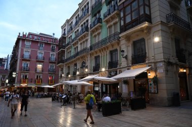 Alicante 'nin Abad Penalva Meydanı' ndaki restoran terasları