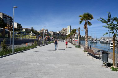 Tomas ve Valiente Alicante limanında yürüyor.