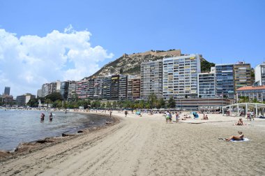 Postiguet plajı Alicante ve turistleri Costa Blanca nehrinin altında