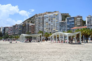 Postiguet plajı Alicante ve turistleri Costa Blanca nehrinin altında