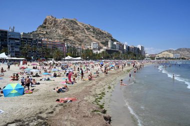 Postiguet plajı Alicante ve turistleri Costa Blanca nehrinin altında