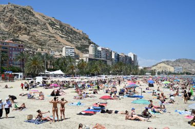 Postiguet plajı Alicante ve turistleri Costa Blanca nehrinin altında