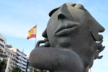 Alicante 'nin Puerta del Mar meydanında Castellon' lu Juan Ripolles 'un El Adivinador Heykeli