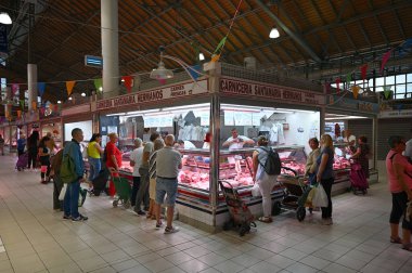 Alicante 'nin merkez pazarındaki dükkanlar ve müşteriler
