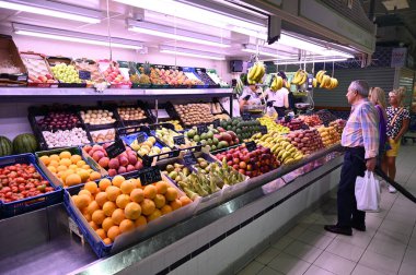 Alicante 'nin merkez pazarındaki dükkanlar ve müşteriler 