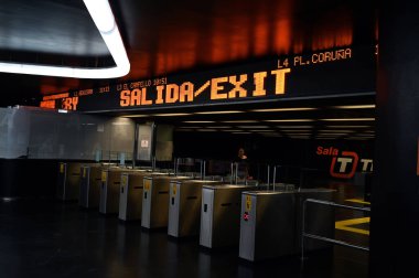 Alicante şehrindeki bir yeraltı tramvay istasyonundan çıkış.