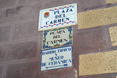 Carmen Meydanı, Alicante şehri tabelası ve seramik müzesini gösteren sokak tabelası. 