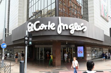 Alicante şehrindeki El Corte Ingles mağazasına giriş