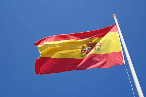 Flaga Hiszpanii Zbliżyć Się Tle Błękitnego Nieba — Zdjęcie stockowe
