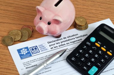 Domuz kumbarası ve hesap makinesi ile konut yardımı için Fransızca başvuru formu