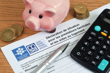 Domuz kumbarası ve hesap makinesi ile konut yardımı için Fransızca başvuru formu