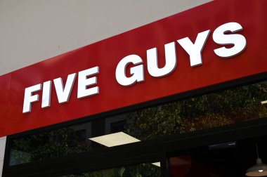 Beş kişilik fast food restoranının yakın çekim işareti.