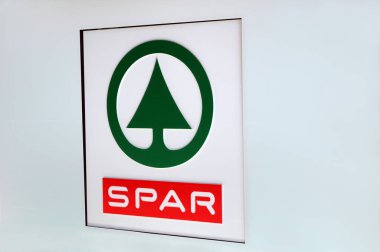 SPAR mağaza işareti ve logosu kapatın