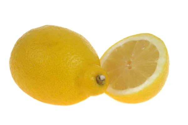 Целый Желтый Лимон Полужелтый Лимон Крупным Планом Белом Фоне — стоковое фото