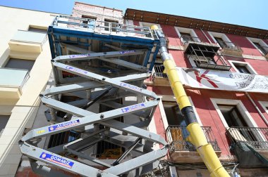 Alicante şehrindeki bir inşaat sahasının hidrolik iskelesi.