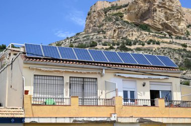Alicante İspanya 'da bir evin çatısındaki güneş panelleri 