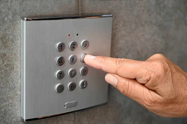 Dedo Escribiendo Código Teclado Entrada Edificio — Foto de Stock