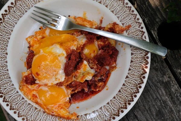 Çatalla Servis Edilen Bir Tabakta Sobrasada Ile Pişirilmiş Yumurta — Stok fotoğraf