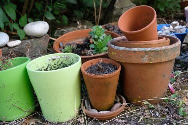 Arka planda boş saksıları kapat