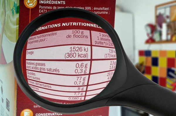 Informații Nutriționale Privind Pachet Alimentar Examinat Lupă — Fotografie, imagine de stoc