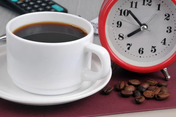 Чашка Кофе Кофейными Зернами Будильник — стоковое фото