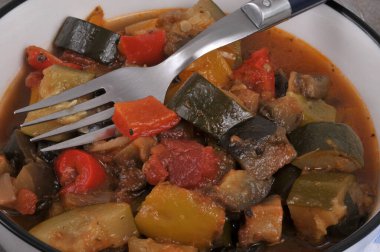 Bir çatallı ev yapımı ratatouille tabağı. 