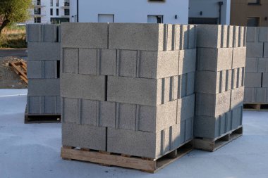 İnşaat alanındaki paletlerin beton blokları