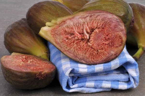 Halved Fresh Fig Lying Napkin Close — Stock Photo, Image