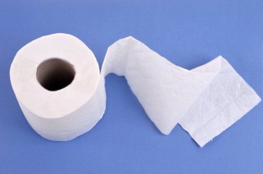 Tuvalet kağıdı mavi arkaplanı kapatıyor. 