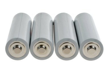 LR6 Alkalin AA bataryaları beyaz arkaplanı kapatır 