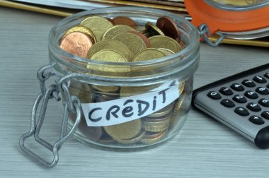 Bir kavanoz bozuk para ve yakın çekim makinesiyle kredi için biriktirilen paralar