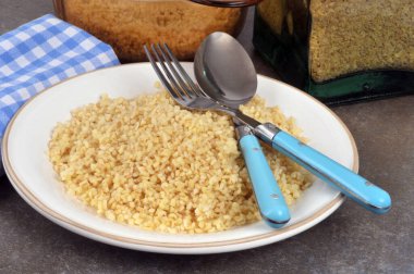 Çatal bıçakla pişirilmiş bulgur tabakası.