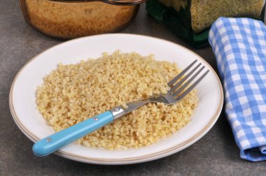 Yakından çatalla pişirilmiş bulgur tabağı.